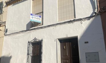 CASA CON VIVIENDA INDEPENDIENTE EN PLANTA BAJA – PLANTA ALTA POR TERMINAR EN ZONA CENTRO