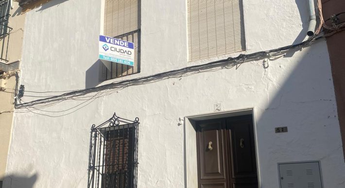 CASA CON VIVIENDA INDEPENDIENTE EN PLANTA BAJA – PLANTA ALTA POR TERMINAR EN ZONA CENTRO