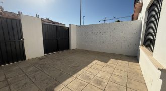ADOSADA EN ZONA FAMILY CASH (LEBRIJA)
