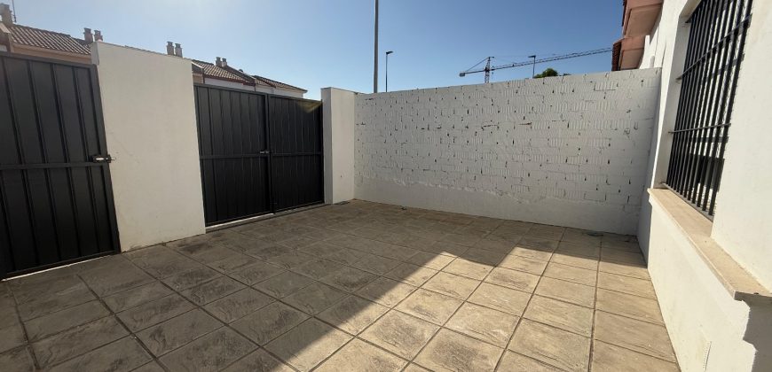 ADOSADA EN ZONA FAMILY CASH (LEBRIJA)