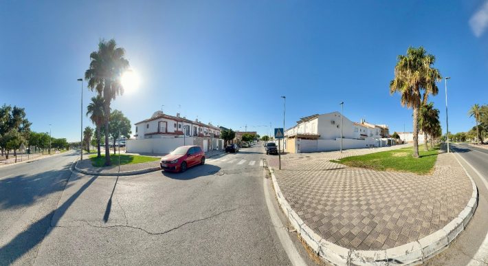 VENDIDO – ADOSADA EN ZONA FAMILY CASH (LEBRIJA)