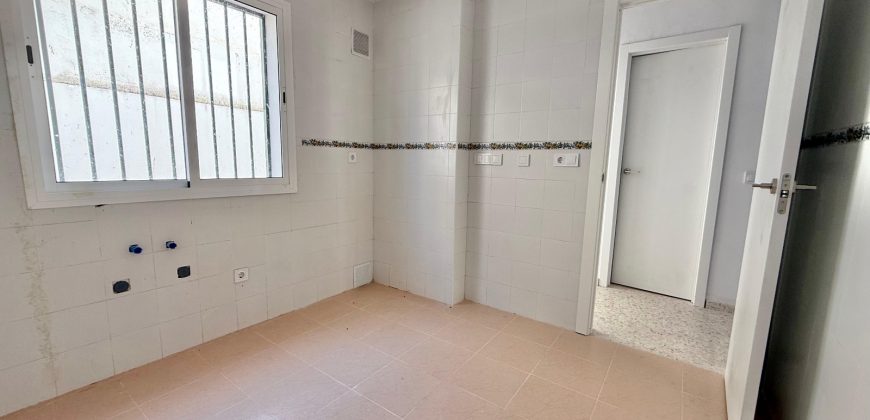 ADOSADA EN ZONA FAMILY CASH (LEBRIJA)