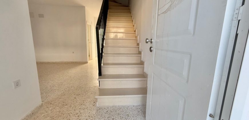 ADOSADA EN ZONA FAMILY CASH (LEBRIJA)