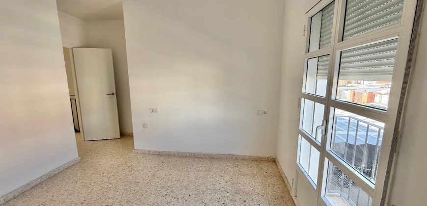 ADOSADA EN ZONA FAMILY CASH (LEBRIJA)