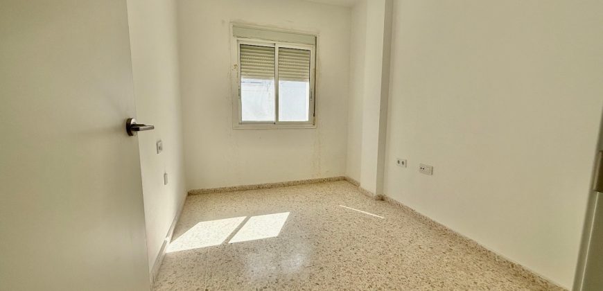 ADOSADA EN ZONA FAMILY CASH (LEBRIJA)
