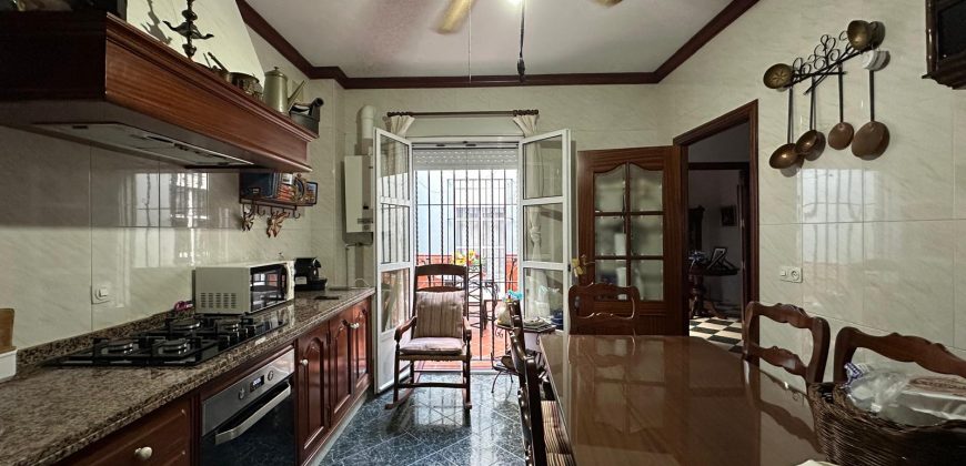 IMPRESIONANTE VIVIENDA ZONA SEMI CENTRO.