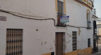 CASA PARA REFORMAR EN CALLE OSUNA DE MORON DE LA FRONTERA.-