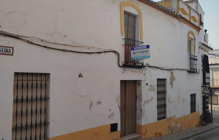 CASA PARA REFORMAR EN CALLE OSUNA DE MORON DE LA FRONTERA.-