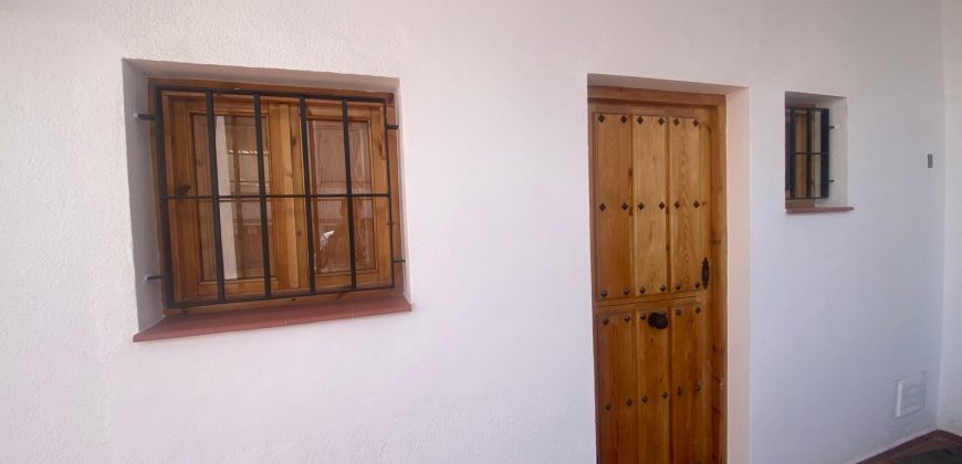 ESTUDIO RECIEN REFORMADO EN ZONA ALAMEDA.-