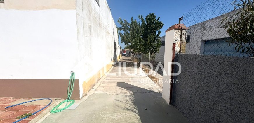 Casa + nave + apartamento independiente en Av. Al-Ándalus