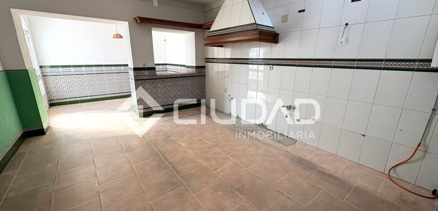 Casa + nave + apartamento independiente en Av. Al-Ándalus