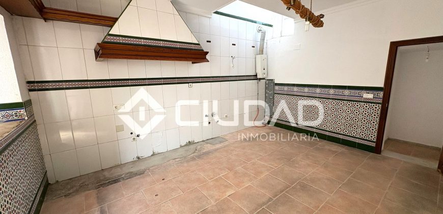 Casa + nave + apartamento independiente en Av. Al-Ándalus