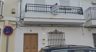 CASA EN VENTA EN CALLE DE LOS GUARNICIONEROS DE MORON DE LA FRONTERA.-