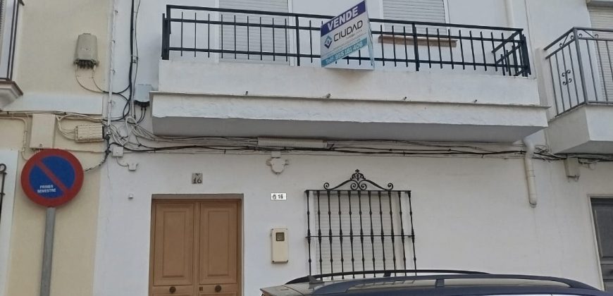 CASA EN VENTA EN CALLE DE LOS GUARNICIONEROS DE MORON DE LA FRONTERA.-