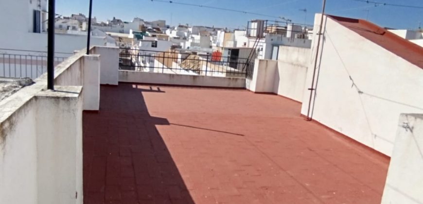 CASA EN VENTA EN CALLE DE LOS GUARNICIONEROS DE MORON DE LA FRONTERA.-
