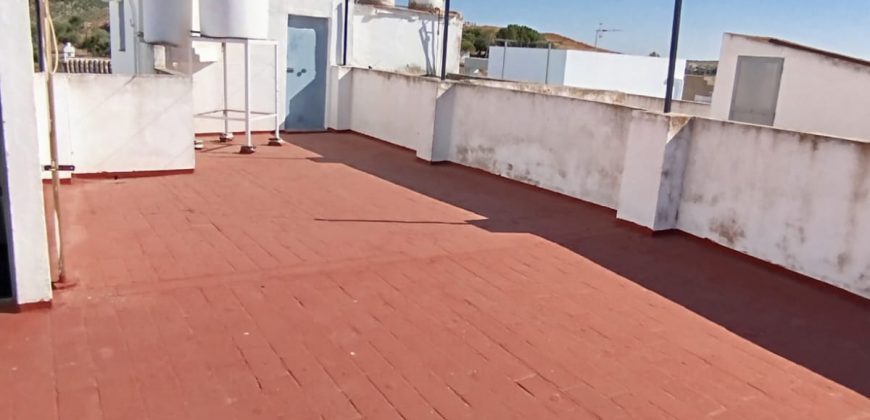 CASA EN VENTA EN CALLE DE LOS GUARNICIONEROS DE MORON DE LA FRONTERA.-