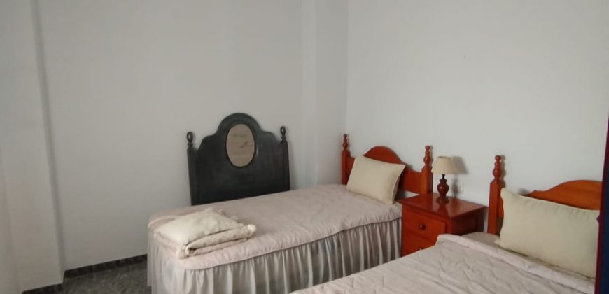 CASA EN VENTA EN CALLE DE LOS GUARNICIONEROS DE MORON DE LA FRONTERA.-