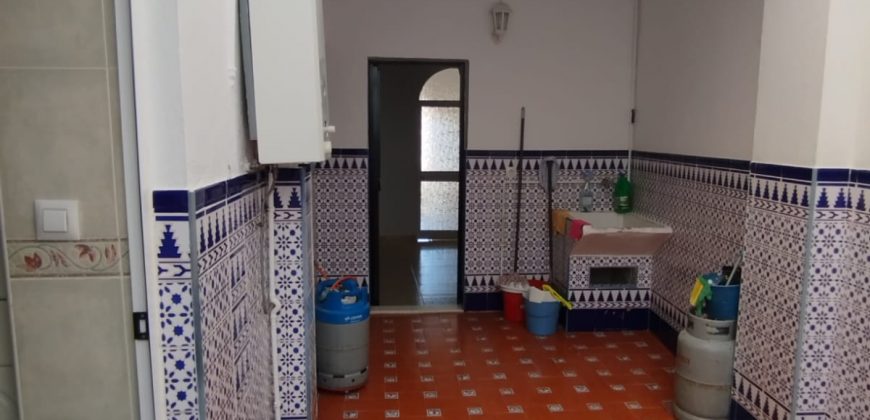 CASA EN VENTA EN CALLE DE LOS GUARNICIONEROS DE MORON DE LA FRONTERA.-