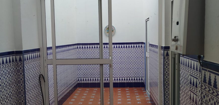 CASA EN VENTA EN CALLE DE LOS GUARNICIONEROS DE MORON DE LA FRONTERA.-
