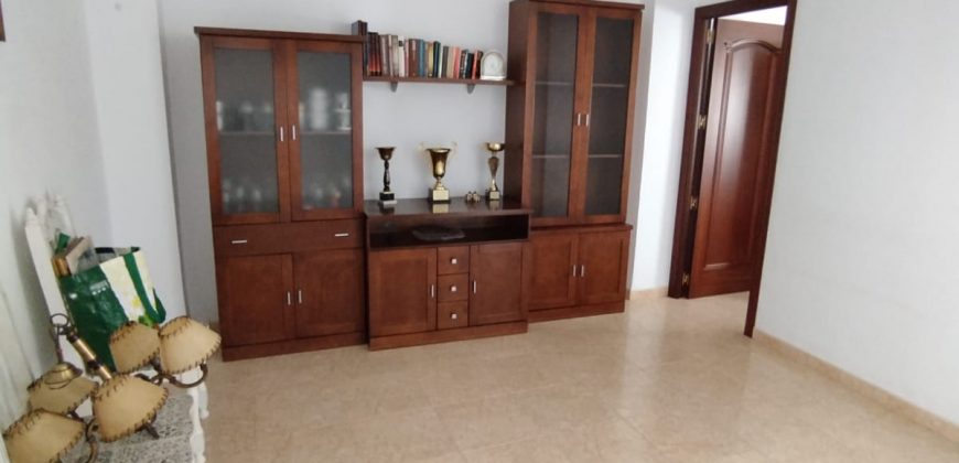 CASA EN VENTA EN CALLE DE LOS GUARNICIONEROS DE MORON DE LA FRONTERA.-