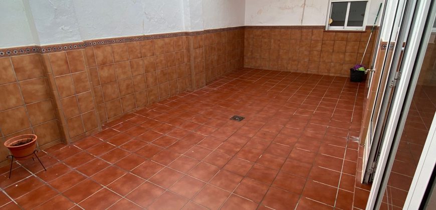 Amplia casa con cochera – Zona Puerta Sevilla de Morón de la Frontera.