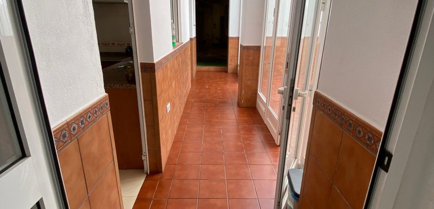 Amplia casa con cochera – Zona Puerta Sevilla de Morón de la Frontera.