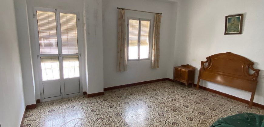Amplia casa con cochera – Zona Puerta Sevilla de Morón de la Frontera.