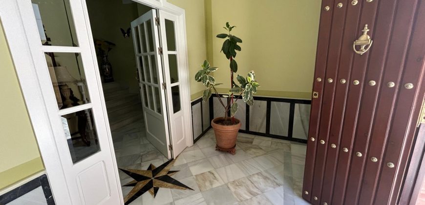 CASA CON COCHERA