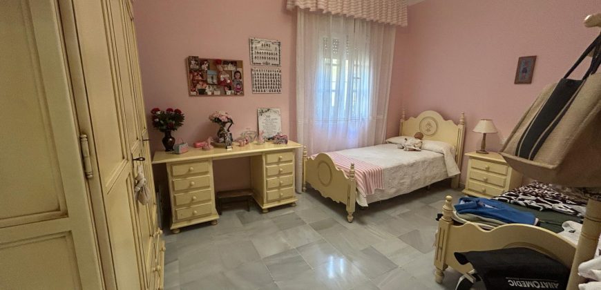 CASA CON COCHERA