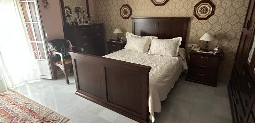 CASA CON COCHERA