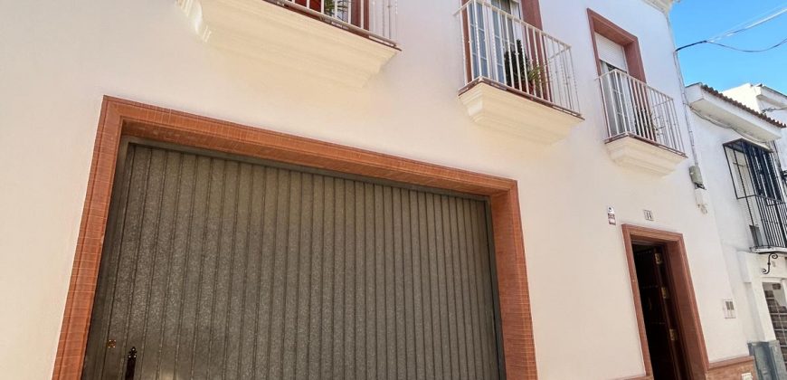 CASA CON COCHERA