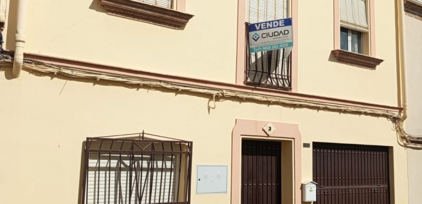 Amplia casa con cochera – Zona Puerta Sevilla de Morón de la Frontera.