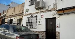ENCANTADORA CASA UBICADA EN CALLE PUEBLA DE CAZALLA.- MORON DE LA FRA.