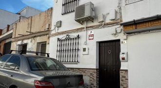 ENCANTADORA CASA UBICADA EN CALLE PUEBLA DE CAZALLA.- MORON DE LA FRA.