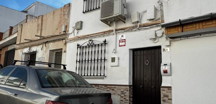 ENCANTADORA CASA UBICADA EN CALLE PUEBLA DE CAZALLA.- MORON DE LA FRA.