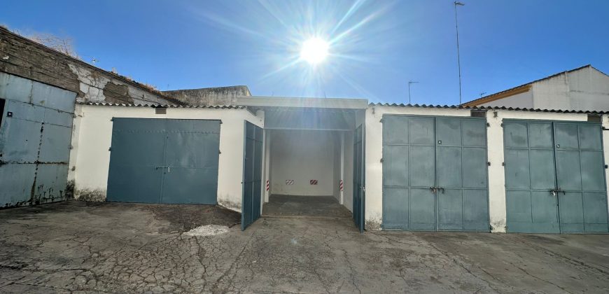 SOLAR CON COCHERAS
