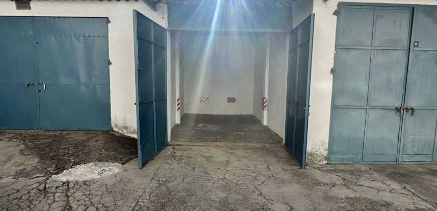 SOLAR CON COCHERAS