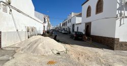 Estupenda Vivienda en Esquina con Gran Potencial – ¡Oportunidad de Reforma!