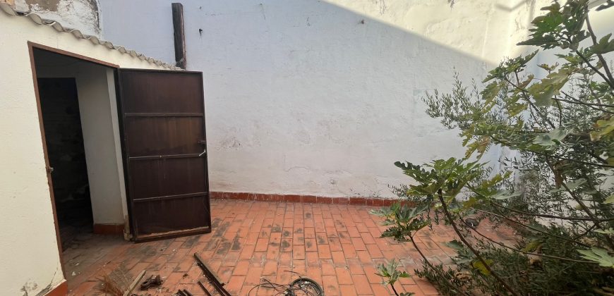 Estupenda Vivienda en Esquina con Gran Potencial – ¡Oportunidad de Reforma!