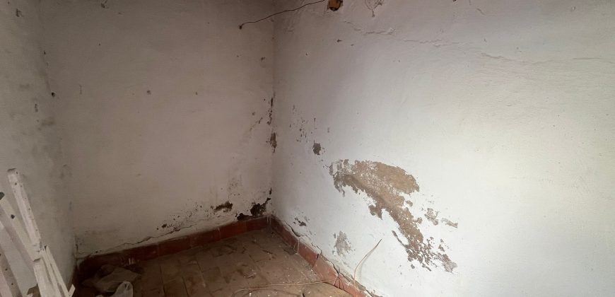 Estupenda Vivienda en Esquina con Gran Potencial – ¡Oportunidad de Reforma!