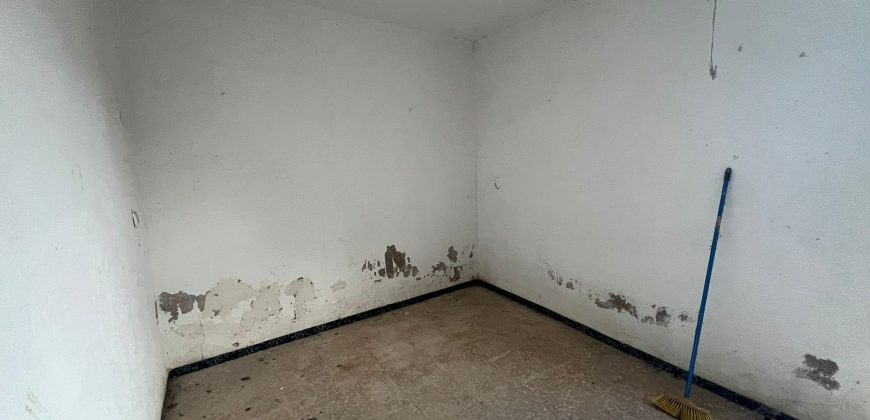 Estupenda Vivienda en Esquina con Gran Potencial – ¡Oportunidad de Reforma!