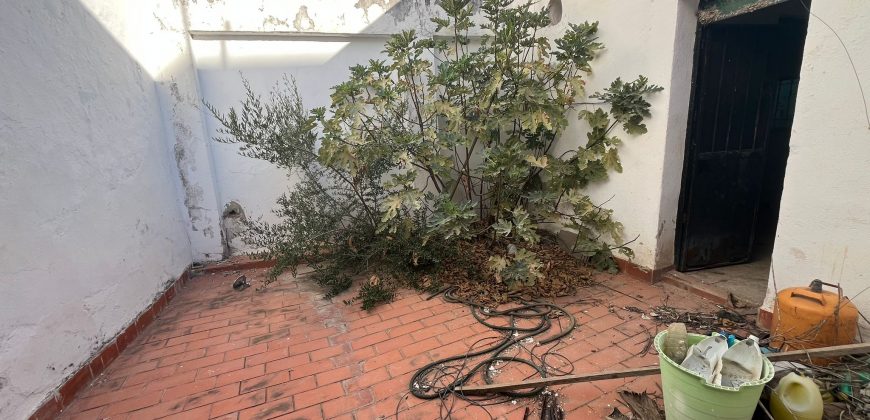 Estupenda Vivienda en Esquina con Gran Potencial – ¡Oportunidad de Reforma!