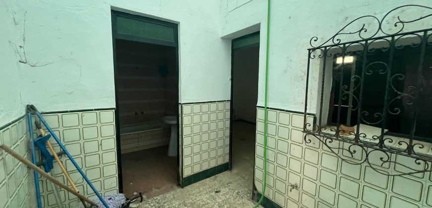 Estupenda Vivienda en Esquina con Gran Potencial – ¡Oportunidad de Reforma!