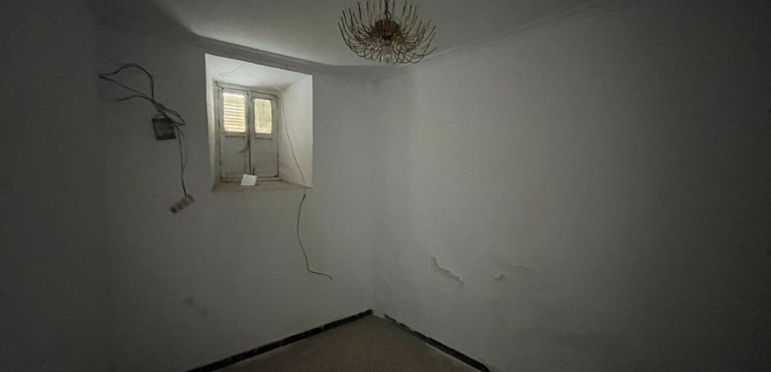 Estupenda Vivienda en Esquina con Gran Potencial – ¡Oportunidad de Reforma!