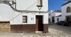 Estupenda Vivienda en Esquina con Gran Potencial – ¡Oportunidad de Reforma!