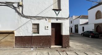 Estupenda Vivienda en Esquina con Gran Potencial – ¡Oportunidad de Reforma!