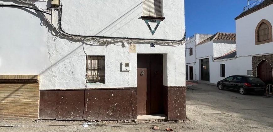 Estupenda Vivienda en Esquina con Gran Potencial – ¡Oportunidad de Reforma!