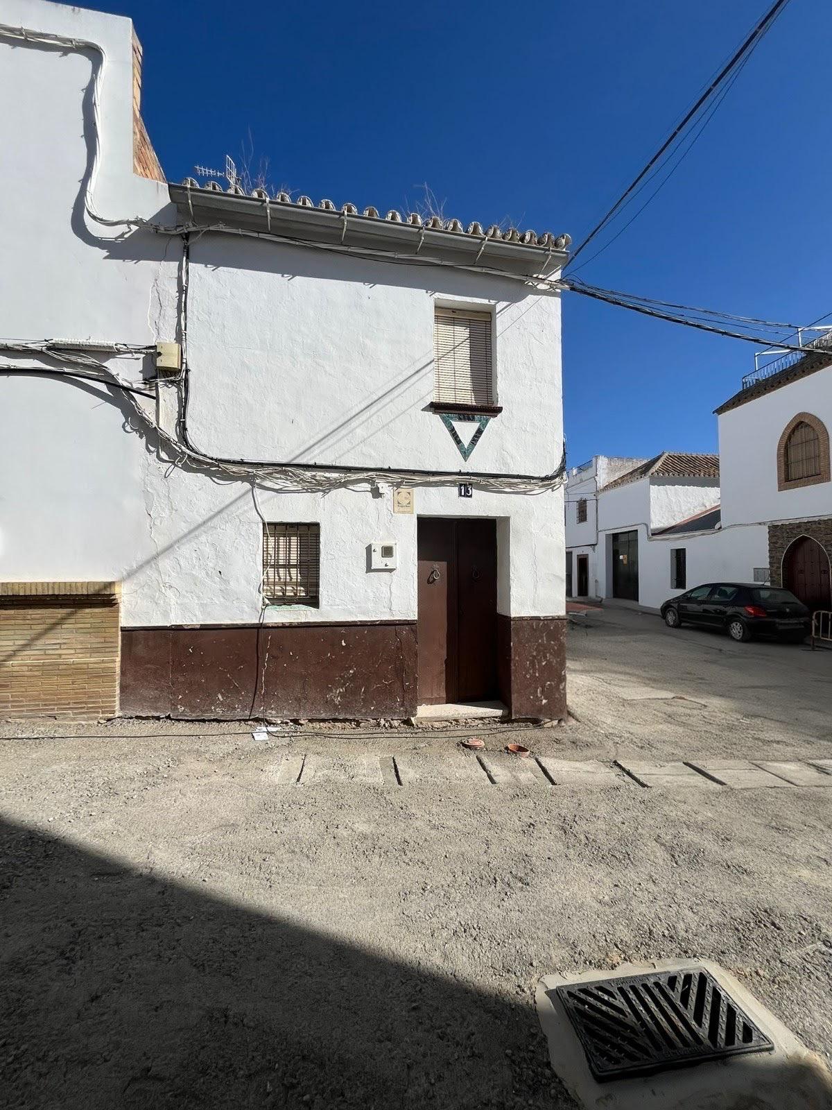 Estupenda Vivienda en Esquina con Gran Potencial – ¡Oportunidad de Reforma!