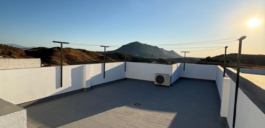 Espectacular Casa Familiar en San Francisco con Cochera.- Morón de la Frontera