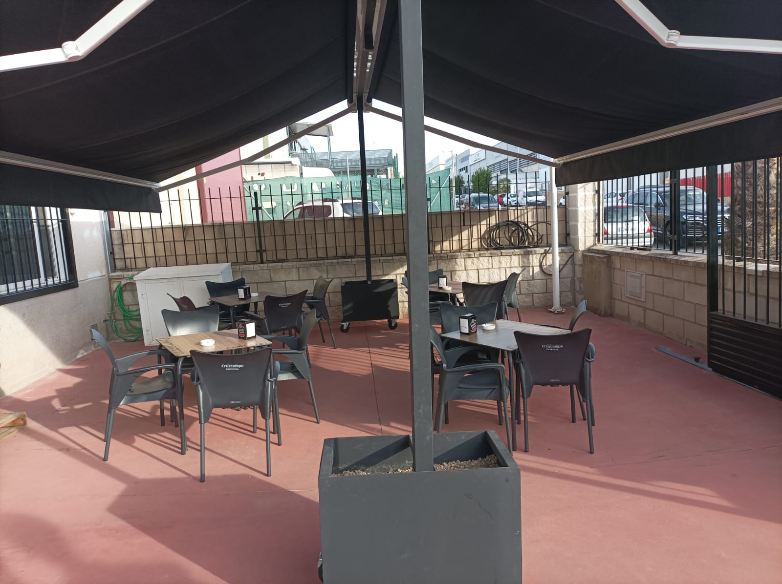 SE VENDE GRAN NAVE COMERCIAL ACONDICIONADA COMO RESTAURANTE EN POLÍGONO LOS LLANOS